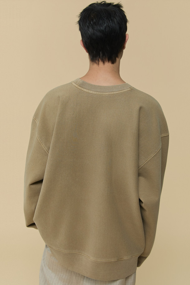 [HED MAYNER] 베이지 다잉 스웻셔츠는 미니멀하고 베이직한 스타일을 추구하는 남성들을 위한 제품입니다. 뻣뻣한 촉감의 두꺼운 면, 아크릴 혼방 소재로 제작되어 봄, 가을, 겨울 모두 착용 가능하며 오버핏 실루엣을 연출합니다. 피그먼트 다잉 처리로 빈티지한 멋을 더했고, 어깨선이 없는 디자인과 가로 결 방향 원단, 밑단 및 소매 시보리가 특징입니다. 라운드넥에 긴 소매 기장으로, 일상에서 편안하게 스타일리시함을 더할 수 있습니다.

