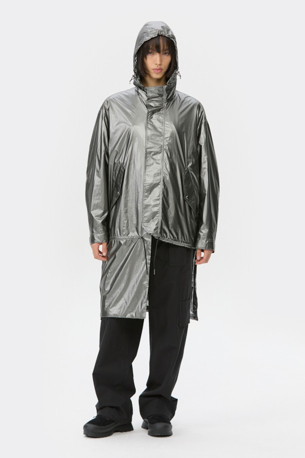 실버 4way 후드 재킷은 남성용 점퍼로, 봄, 가을 간절기에 활용하기 좋은 아이템입니다. 캐주얼, 스포티, 미니멀 스타일을 모두 소화할 수 있으며, 여행룩, 산책룩에 적합합니다. 가볍고 얇은 나일론 소재로 제작되어 편안한 착용감을 제공하며, 오버핏으로 트렌디한 스타일을 연출합니다. 탈부착 후드, 허리 스트링, 4way 변형, 밑단 폴딩 기능으로 다양한 스타일을 연출할 수 있으며, 사이즈 조절 기능이 있어 실용적입니다.
