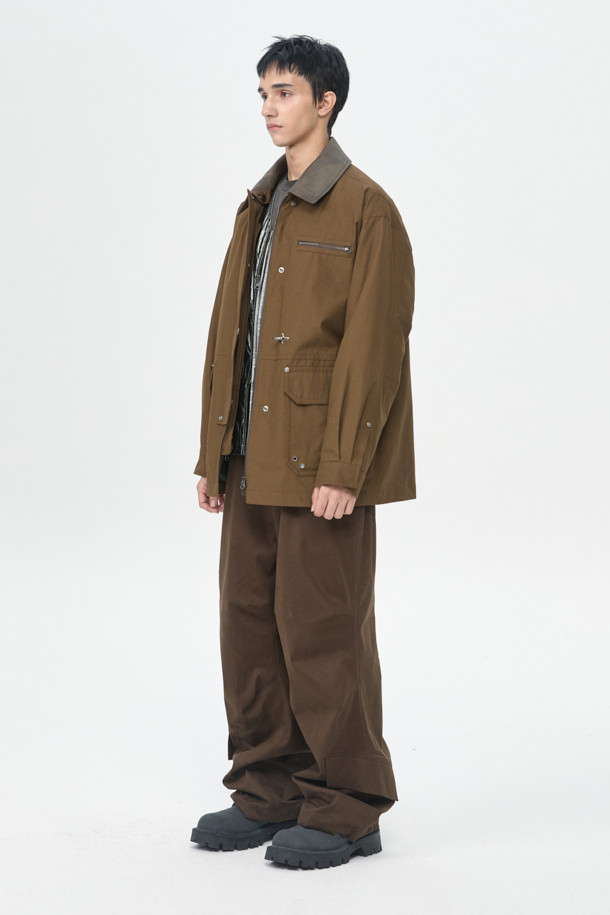 브라운 컬러의 Brown Millerain 파이어맨 재킷입니다. 가을과 겨울에 착용하기 좋은 두꺼운 두께감의 남성용 점퍼로, 밀리터리 및 클래식 스타일을 연출합니다. 면 소재로 제작되었으며, 오버핏 레귤러 기장으로 편안한 착용감을 선사합니다. 탈부착 가능한 패딩 내피와 카라 배색, YKK 2-Way 지퍼, 앞여밈 쇠고리 디테일이 특징입니다. 출근룩, 클래식, 미니멀, 워크웨어 스타일로 다양한 코디에 활용하기 좋습니다.
