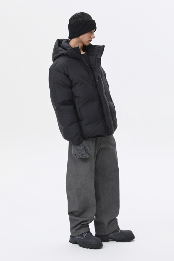 블랙 미들 후드 다운 재킷은 남성용 겨울 점퍼입니다. 미니멀하고 스포티한 스타일의 무지 디자인으로, 출근룩과 여행룩에 모두 잘 어울립니다. 가볍고 따뜻한 초경량 나일론 소재에 구스다운 80:20 충전재를 사용하여 보온성을 높였습니다. 오버핏으로 편안한 착용감을 제공하며, YKK 2-Way 지퍼와 벨크로 탈부착 후드가 특징입니다. 
