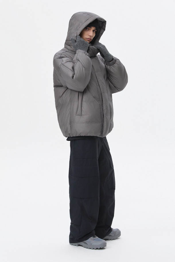 그레이 미들 후드 다운 재킷은 남성용 아우터로, 겨울철 캐주얼 스타일을 연출하기에 적합합니다. 무지 디자인에 오버핏으로 제작되어 편안한 착용감을 선사하며, 출근룩 및 캠핑룩 등 다양한 TPO에 활용할 수 있습니다. 80:20 구스다운 충전재와 두꺼운 두께감으로 뛰어난 보온성을 자랑하며, 벨크로 탈부착 후드, YKK 2-Way 지퍼, 초경량 소재 등 실용적인 기능성을 갖추었습니다. 시티보이, 미니멀 스타일을 선호하는 남성에게 추천하는 필수 아이템입니다.
