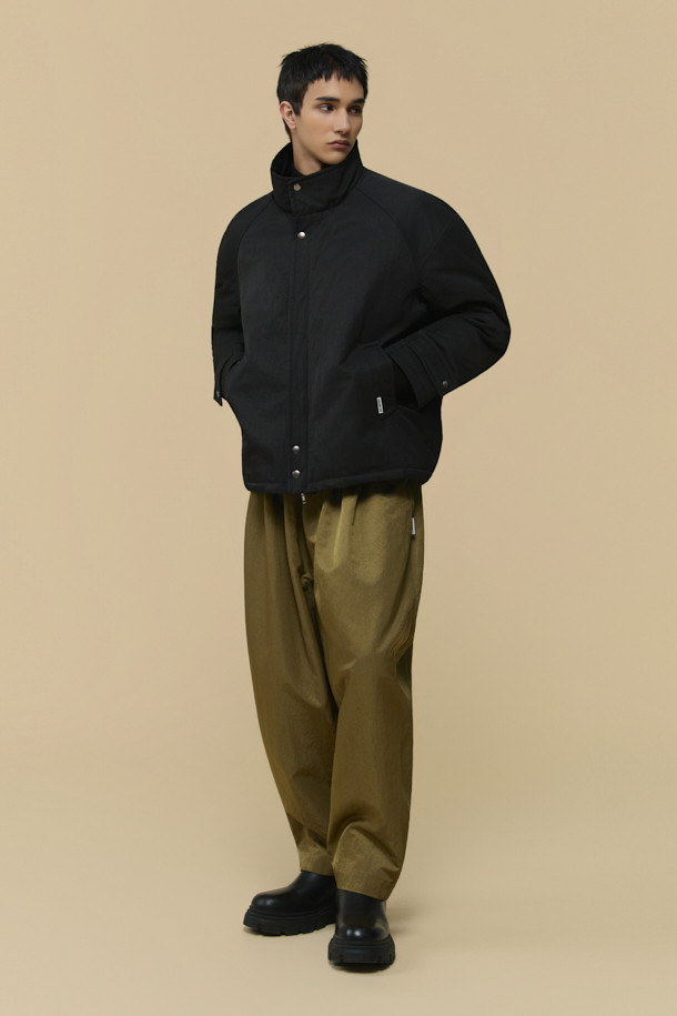 [HED MAYNER] 블랙 오버사이즈 핏 패딩 파카는 겨울철 일상과 출근룩에 모두 잘 어울리는 남성용 점퍼입니다. 부드러운 나일론 소재와 두꺼운 두께감으로 보온성을 높였으며, 오버핏 디자인과 라운드 숄더, 소매 스트랩 디테일이 특징입니다. 퀼팅 안감과 내외부 포켓 구성으로 실용성을 더했으며, 지퍼 여밈 방식으로 간편하게 착용할 수 있습니다. 미니멀하고 시크한 스타일을 연출하기에 좋으며, 다양한 룩에 활용하기 용이합니다.
