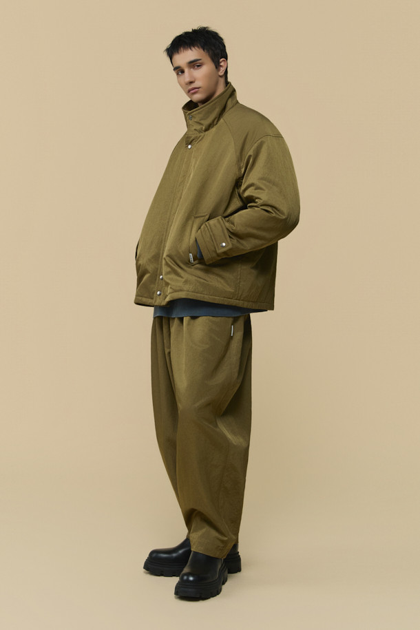 [HED MAYNER] 골드 오버사이즈 핏 패딩 파카는 겨울철 일상과 출근룩에 모두 잘 어울리는 남성용 아우터입니다. 모던한 무드의 무지 디자인에 오버핏으로 제작되어 편안하면서도 세련된 스타일을 연출합니다. 두꺼운 두께감의 나일론 소재와 퀼팅 안감으로 보온성을 높였으며, 구조적인 패턴과 소매 스트랩 디테일이 특징입니다. 집업 스타일로 간편하게 착용 가능하며, 내부 및 외부 포켓과 포켓 하단 포인트 라벨이 실용성을 더합니다. 미니멀, 클래식, 시크한 스타일을 즐기는 분들께 추천하는 패딩입니다.
