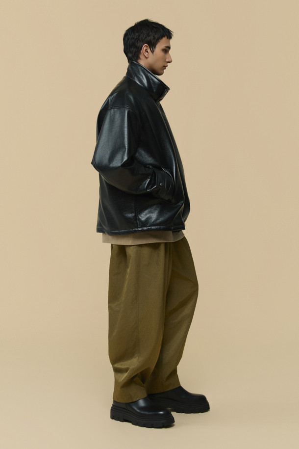 HED MAYNER (헤드 메이너)의 블랙 페이크 레더 패디드 파카는 겨울철 일상에서 모던하고 미니멀한 스타일을 연출하기에 완벽한 아우터입니다. 부드러운 합성 가죽 소재에 넉넉한 오버핏 실루엣으로 편안한 착용감을 선사하며, 퀼팅 안감과 두꺼운 두께로 뛰어난 보온성을 제공합니다. 라운드 숄더, 소매 스트랩, 내/외부 포켓, YKK 2-Way 지퍼, 은은한 광택감 등의 디테일이 돋보이며, 긴 소매 기장으로 세련된 분위기를 더합니다. 시크하고 캐주얼한 스타일을 즐기는 남성분들께 추천하는 아이템입니다.
