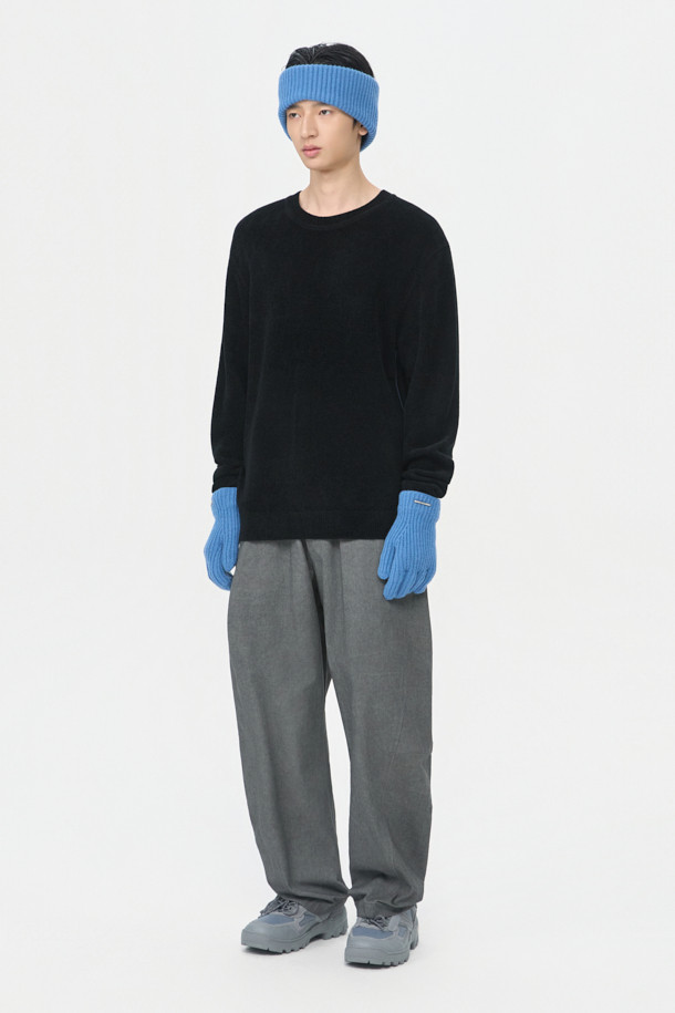 블랙 셔닐 라운드 넥 스웨터는 가을과 겨울, 쌀쌀한 날씨에 따뜻함과 스타일을 모두 갖춘 남성용 상의입니다. 부드러운 셔닐 소재로 제작되어 뛰어난 촉감을 자랑하며, 레귤러핏과 두꺼운 두께로 편안한 착용감을 선사합니다. 베이직하고 캐주얼한 무드로, 출근룩이나 모임룩 등 다양한 TPO에 활용 가능합니다. 뒷면 톤온톤 자가드 배색 스티치와 사이드 배색 파이핑 디테일이 돋보이며, 캐주얼, 클래식, 미니멀 스타일을 모두 소화할 수 있습니다.
