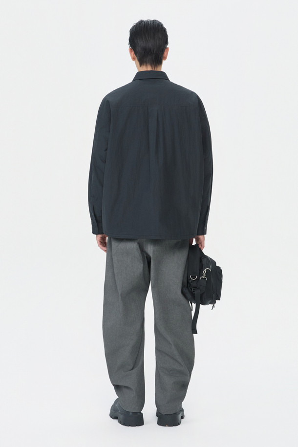 블랙 코튼 크로스백은 면과 나일론 혼방 소재로 제작되어 튼튼하며, 미니멀하고 캐주얼한 스타일을 연출합니다. 사각 형태의 미디엄 사이즈 가방으로, 로고, 리벳, 참 장식이 포인트로 더해져 세련된 느낌을 줍니다. 사이즈 조절이 가능하며, 탈부착 파우치가 있어 실용성을 높였습니다. 출근룩과 비즈니스 캐주얼에 활용하기 좋으며, 시티보이 스타일을 완성하는 데 적합합니다. 일상생활에서 편안하게 사용할 수 있는 아이템입니다.
