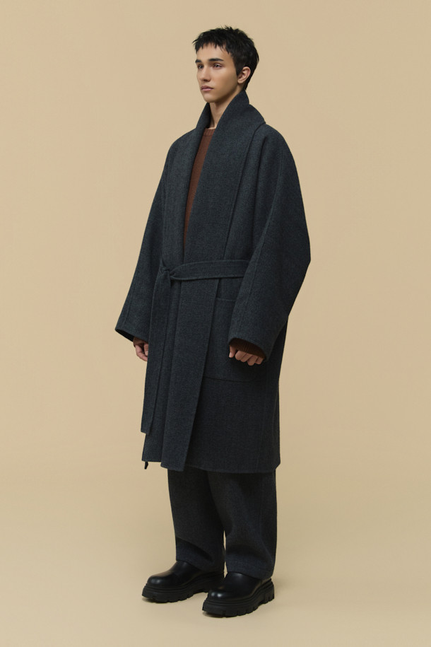 HED MAYNER (헤드 메이너)의 Grey Back Slit Robe Coat (그레이 백 슬릿 로브 코트)는 미니멀한 스타일을 추구하는 당신을 위한 아우터입니다. 가을, 겨울 시즌에 어울리는 롱 기장의 로브 코트로, 이탈리안 울 원단을 사용하여 부드러운 촉감을 선사합니다. 오버핏과 루즈핏으로 편안한 착용감을 강조하며, 후면 넥 슬릿과 벨트 허리 슬릿 구조가 독특한 디자인 포인트를 더합니다. 출근룩, 오피스룩, 모임룩 등 다양한 TPO에 활용 가능한 클래식하고 시크한 아이템입니다.
