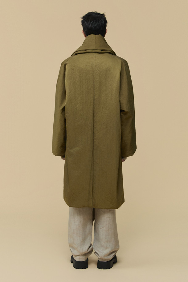 [HED MAYNER] 골드 백 슬릿 로브 코트는 남성용 아우터로, 가을과 겨울에 착용하기 좋습니다. 미니멀하고 모던한 스타일의 이 로브 코트는 부드러운 촉감의 나일론 소재와 넉넉한 오버핏으로 제작되었습니다. 등 부분의 넥 슬릿 디테일과 벨트 허리 슬릿 구조가 특징이며, 내부에는 패딩 안감과 외부 및 내부 포켓이 있어 실용성을 더했습니다. 광택감 있는 골드 컬러는 출근룩이나 모임룩에 시크하고 클래식한 분위기를 연출합니다.
