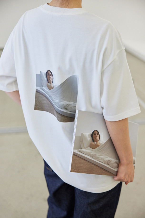 CUSTOMELLOW - 반팔티셔츠 - [Ron Mueck] White Graphic T-shirt
