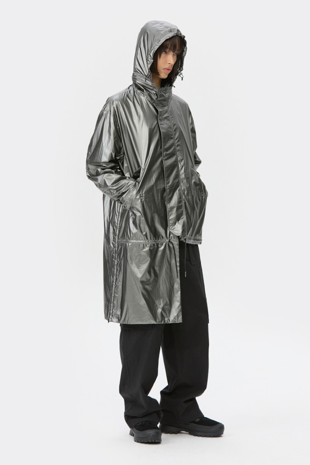 실버 4way 후드 재킷은 남성용 점퍼로, 봄, 가을 간절기에 활용하기 좋은 아이템입니다. 캐주얼, 스포티, 미니멀 스타일을 모두 소화할 수 있으며, 여행룩, 산책룩에 적합합니다. 가볍고 얇은 나일론 소재로 제작되어 편안한 착용감을 제공하며, 오버핏으로 트렌디한 스타일을 연출합니다. 탈부착 후드, 허리 스트링, 4way 변형, 밑단 폴딩 기능으로 다양한 스타일을 연출할 수 있으며, 사이즈 조절 기능이 있어 실용적입니다.
