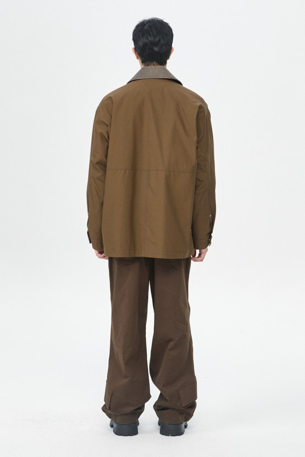 브라운 컬러의 Brown Millerain 파이어맨 재킷입니다. 가을과 겨울에 착용하기 좋은 두꺼운 두께감의 남성용 점퍼로, 밀리터리 및 클래식 스타일을 연출합니다. 면 소재로 제작되었으며, 오버핏 레귤러 기장으로 편안한 착용감을 선사합니다. 탈부착 가능한 패딩 내피와 카라 배색, YKK 2-Way 지퍼, 앞여밈 쇠고리 디테일이 특징입니다. 출근룩, 클래식, 미니멀, 워크웨어 스타일로 다양한 코디에 활용하기 좋습니다.
