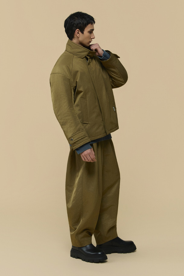 [HED MAYNER] 골드 오버사이즈 핏 패딩 파카는 겨울철 일상과 출근룩에 모두 잘 어울리는 남성용 아우터입니다. 모던한 무드의 무지 디자인에 오버핏으로 제작되어 편안하면서도 세련된 스타일을 연출합니다. 두꺼운 두께감의 나일론 소재와 퀼팅 안감으로 보온성을 높였으며, 구조적인 패턴과 소매 스트랩 디테일이 특징입니다. 집업 스타일로 간편하게 착용 가능하며, 내부 및 외부 포켓과 포켓 하단 포인트 라벨이 실용성을 더합니다. 미니멀, 클래식, 시크한 스타일을 즐기는 분들께 추천하는 패딩입니다.
