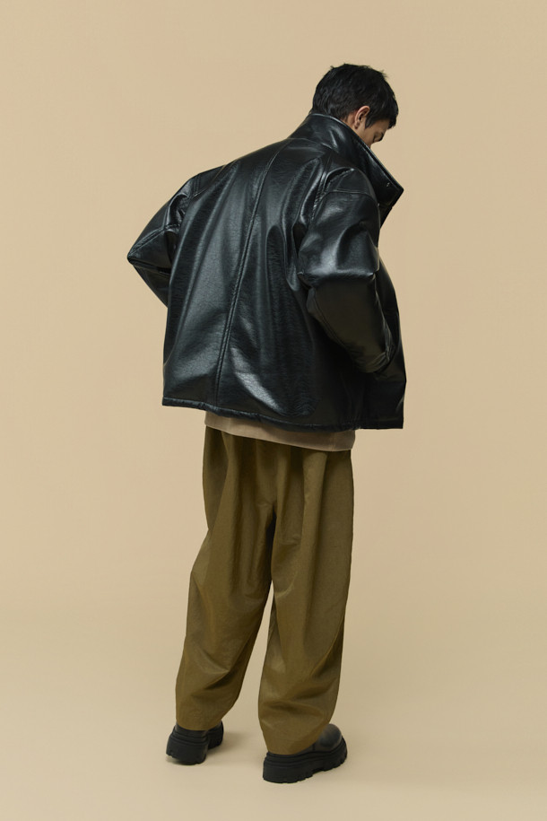 HED MAYNER (헤드 메이너)의 블랙 페이크 레더 패디드 파카는 겨울철 일상에서 모던하고 미니멀한 스타일을 연출하기에 완벽한 아우터입니다. 부드러운 합성 가죽 소재에 넉넉한 오버핏 실루엣으로 편안한 착용감을 선사하며, 퀼팅 안감과 두꺼운 두께로 뛰어난 보온성을 제공합니다. 라운드 숄더, 소매 스트랩, 내/외부 포켓, YKK 2-Way 지퍼, 은은한 광택감 등의 디테일이 돋보이며, 긴 소매 기장으로 세련된 분위기를 더합니다. 시크하고 캐주얼한 스타일을 즐기는 남성분들께 추천하는 아이템입니다.
