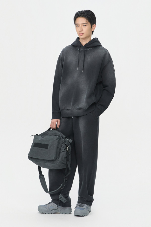 그레이 컬러의 면 소재 보스턴백입니다. 넉넉한 라지 사이즈로 여행룩, 휴가룩, 캠핑룩 등 다양한 TPO에 활용할 수 있습니다. 캐주얼, 미니멀, 시티보이 스타일을 연출하기 좋으며, 무지 디자인에 워싱 디테일이 더해져 빈티지한 멋을 살렸습니다. 쓰리웨이 방식으로 숄더백, 크로스백으로 활용 가능하며, 사이즈 조절이 가능하여 실용적입니다. 미니 파우치가 포함되어 소지품을 더욱 효율적으로 수납할 수 있으며, 포켓이 있어 수납력을 높였습니다.
