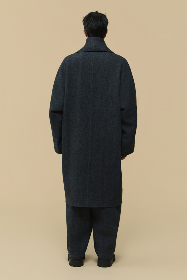 HED MAYNER (헤드 메이너)의 Grey Back Slit Robe Coat (그레이 백 슬릿 로브 코트)는 미니멀한 스타일을 추구하는 당신을 위한 아우터입니다. 가을, 겨울 시즌에 어울리는 롱 기장의 로브 코트로, 이탈리안 울 원단을 사용하여 부드러운 촉감을 선사합니다. 오버핏과 루즈핏으로 편안한 착용감을 강조하며, 후면 넥 슬릿과 벨트 허리 슬릿 구조가 독특한 디자인 포인트를 더합니다. 출근룩, 오피스룩, 모임룩 등 다양한 TPO에 활용 가능한 클래식하고 시크한 아이템입니다.
