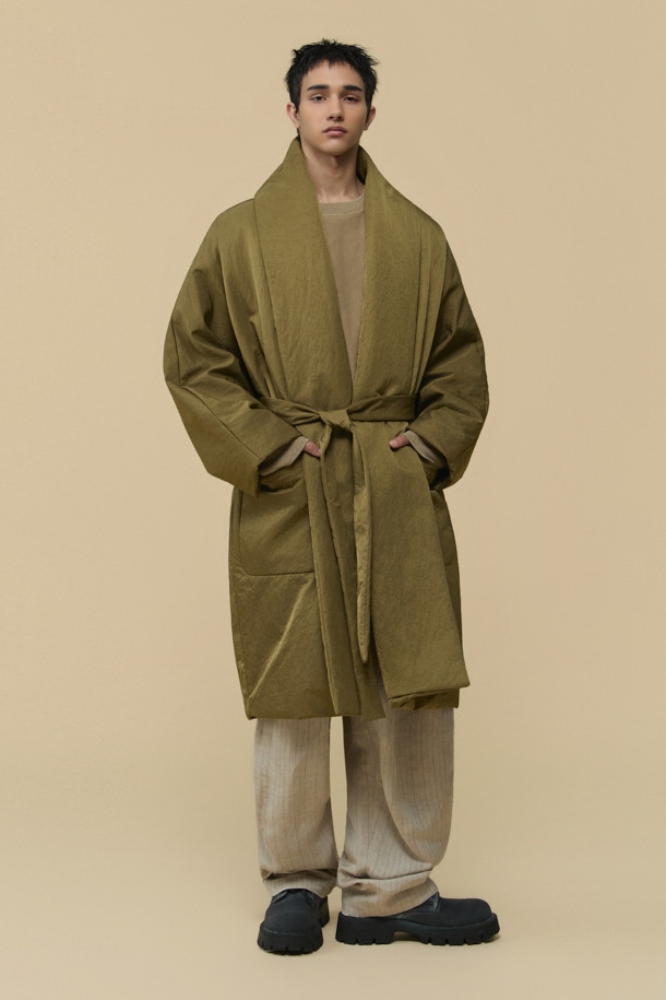 [HED MAYNER] 골드 백 슬릿 로브 코트는 남성용 아우터로, 가을과 겨울에 착용하기 좋습니다. 미니멀하고 모던한 스타일의 이 로브 코트는 부드러운 촉감의 나일론 소재와 넉넉한 오버핏으로 제작되었습니다. 등 부분의 넥 슬릿 디테일과 벨트 허리 슬릿 구조가 특징이며, 내부에는 패딩 안감과 외부 및 내부 포켓이 있어 실용성을 더했습니다. 광택감 있는 골드 컬러는 출근룩이나 모임룩에 시크하고 클래식한 분위기를 연출합니다.
