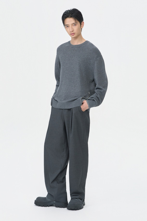 그레이 와이드 핏 팬츠는 남성을 위한 베이직 스타일의 긴 바지입니다. 레이온, 폴리에스테르, 울, 폴리우레탄 혼방 소재로 제작되어 부드러운 촉감을 선사하며, 봄, 가을에 착용하기 좋습니다. 와이드 핏으로 편안함을 강조했으며, 하프 밴딩과 원턱 디테일, 허리 오비 메탈 장식이 특징입니다. 출근룩, 비즈니스 캐주얼, 모임룩 등 다양한 TPO에 활용 가능하며, 클래식, 미니멀, 시크 스타일을 연출하기 좋습니다.
