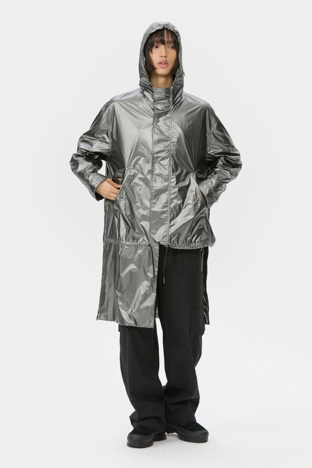 실버 4way 후드 재킷은 남성용 점퍼로, 봄, 가을 간절기에 활용하기 좋은 아이템입니다. 캐주얼, 스포티, 미니멀 스타일을 모두 소화할 수 있으며, 여행룩, 산책룩에 적합합니다. 가볍고 얇은 나일론 소재로 제작되어 편안한 착용감을 제공하며, 오버핏으로 트렌디한 스타일을 연출합니다. 탈부착 후드, 허리 스트링, 4way 변형, 밑단 폴딩 기능으로 다양한 스타일을 연출할 수 있으며, 사이즈 조절 기능이 있어 실용적입니다.
