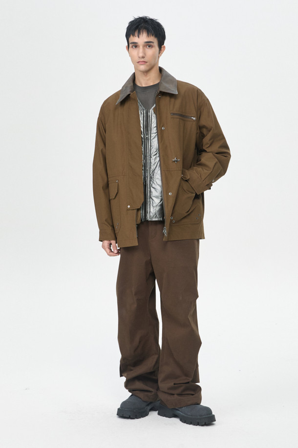 브라운 컬러의 Brown Millerain 파이어맨 재킷입니다. 가을과 겨울에 착용하기 좋은 두꺼운 두께감의 남성용 점퍼로, 밀리터리 및 클래식 스타일을 연출합니다. 면 소재로 제작되었으며, 오버핏 레귤러 기장으로 편안한 착용감을 선사합니다. 탈부착 가능한 패딩 내피와 카라 배색, YKK 2-Way 지퍼, 앞여밈 쇠고리 디테일이 특징입니다. 출근룩, 클래식, 미니멀, 워크웨어 스타일로 다양한 코디에 활용하기 좋습니다.
