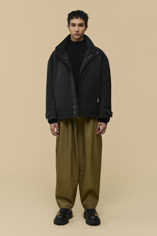 [HED MAYNER] 블랙 오버사이즈 핏 패딩 파카는 겨울철 일상과 출근룩에 모두 잘 어울리는 남성용 점퍼입니다. 부드러운 나일론 소재와 두꺼운 두께감으로 보온성을 높였으며, 오버핏 디자인과 라운드 숄더, 소매 스트랩 디테일이 특징입니다. 퀼팅 안감과 내외부 포켓 구성으로 실용성을 더했으며, 지퍼 여밈 방식으로 간편하게 착용할 수 있습니다. 미니멀하고 시크한 스타일을 연출하기에 좋으며, 다양한 룩에 활용하기 용이합니다.
