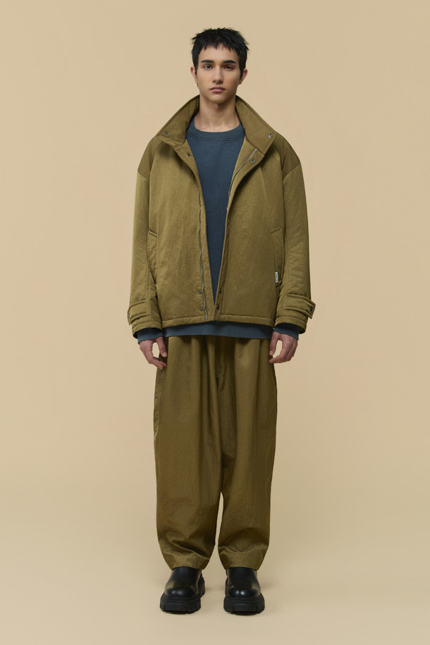 [HED MAYNER] 골드 오버사이즈 핏 패딩 파카는 겨울철 일상과 출근룩에 모두 잘 어울리는 남성용 아우터입니다. 모던한 무드의 무지 디자인에 오버핏으로 제작되어 편안하면서도 세련된 스타일을 연출합니다. 두꺼운 두께감의 나일론 소재와 퀼팅 안감으로 보온성을 높였으며, 구조적인 패턴과 소매 스트랩 디테일이 특징입니다. 집업 스타일로 간편하게 착용 가능하며, 내부 및 외부 포켓과 포켓 하단 포인트 라벨이 실용성을 더합니다. 미니멀, 클래식, 시크한 스타일을 즐기는 분들께 추천하는 패딩입니다.
