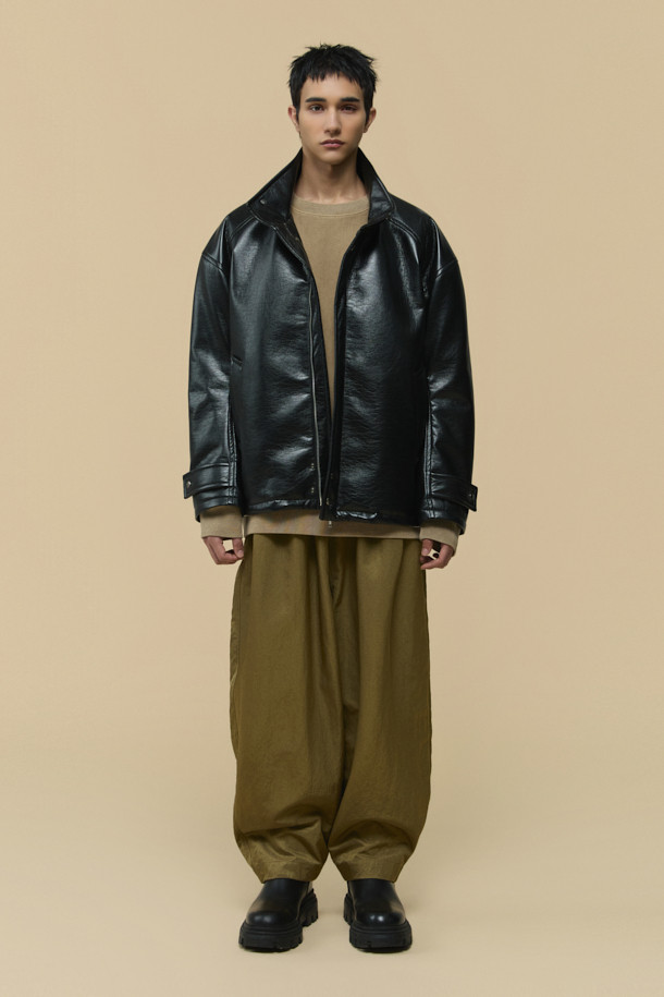 HED MAYNER (헤드 메이너)의 블랙 페이크 레더 패디드 파카는 겨울철 일상에서 모던하고 미니멀한 스타일을 연출하기에 완벽한 아우터입니다. 부드러운 합성 가죽 소재에 넉넉한 오버핏 실루엣으로 편안한 착용감을 선사하며, 퀼팅 안감과 두꺼운 두께로 뛰어난 보온성을 제공합니다. 라운드 숄더, 소매 스트랩, 내/외부 포켓, YKK 2-Way 지퍼, 은은한 광택감 등의 디테일이 돋보이며, 긴 소매 기장으로 세련된 분위기를 더합니다. 시크하고 캐주얼한 스타일을 즐기는 남성분들께 추천하는 아이템입니다.
