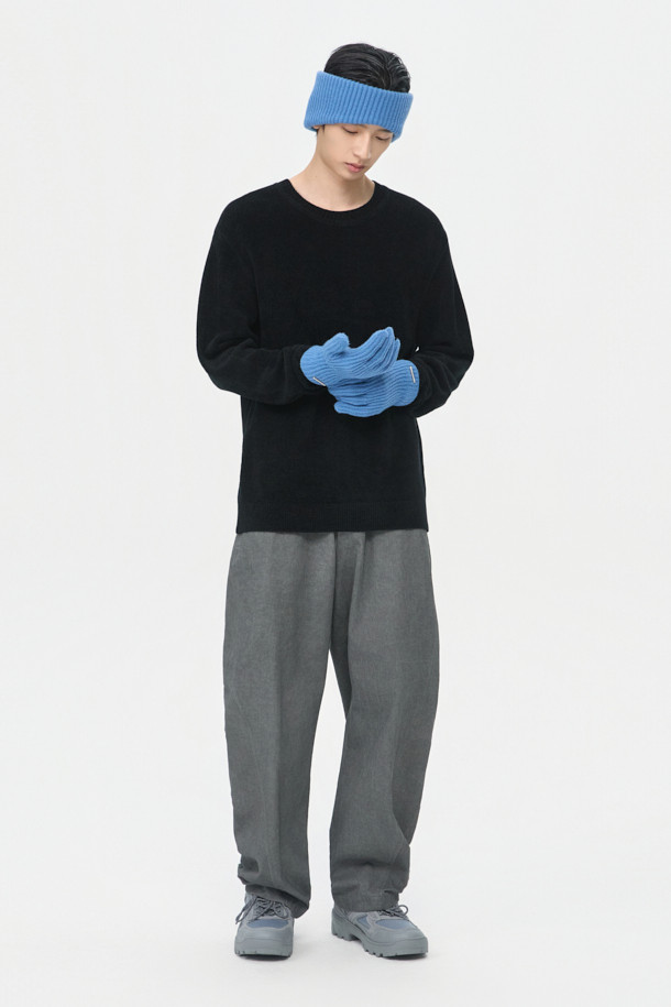 블랙 셔닐 라운드 넥 스웨터는 가을과 겨울, 쌀쌀한 날씨에 따뜻함과 스타일을 모두 갖춘 남성용 상의입니다. 부드러운 셔닐 소재로 제작되어 뛰어난 촉감을 자랑하며, 레귤러핏과 두꺼운 두께로 편안한 착용감을 선사합니다. 베이직하고 캐주얼한 무드로, 출근룩이나 모임룩 등 다양한 TPO에 활용 가능합니다. 뒷면 톤온톤 자가드 배색 스티치와 사이드 배색 파이핑 디테일이 돋보이며, 캐주얼, 클래식, 미니멀 스타일을 모두 소화할 수 있습니다.
