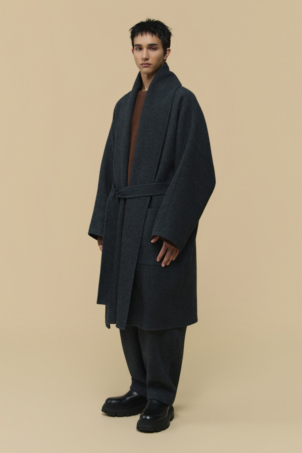 HED MAYNER (헤드 메이너)의 Grey Back Slit Robe Coat (그레이 백 슬릿 로브 코트)는 미니멀한 스타일을 추구하는 당신을 위한 아우터입니다. 가을, 겨울 시즌에 어울리는 롱 기장의 로브 코트로, 이탈리안 울 원단을 사용하여 부드러운 촉감을 선사합니다. 오버핏과 루즈핏으로 편안한 착용감을 강조하며, 후면 넥 슬릿과 벨트 허리 슬릿 구조가 독특한 디자인 포인트를 더합니다. 출근룩, 오피스룩, 모임룩 등 다양한 TPO에 활용 가능한 클래식하고 시크한 아이템입니다.
