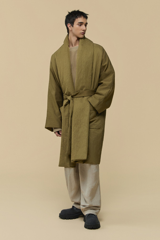 [HED MAYNER] 골드 백 슬릿 로브 코트는 남성용 아우터로, 가을과 겨울에 착용하기 좋습니다. 미니멀하고 모던한 스타일의 이 로브 코트는 부드러운 촉감의 나일론 소재와 넉넉한 오버핏으로 제작되었습니다. 등 부분의 넥 슬릿 디테일과 벨트 허리 슬릿 구조가 특징이며, 내부에는 패딩 안감과 외부 및 내부 포켓이 있어 실용성을 더했습니다. 광택감 있는 골드 컬러는 출근룩이나 모임룩에 시크하고 클래식한 분위기를 연출합니다.
