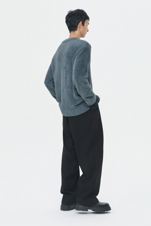 블랙 와이드 핏 팬츠는 남성용 슬랙스로, 일상, 오피스룩, 비즈니스 캐주얼, 모임룩 등 다양한 TPO에 적합합니다. 레이온, 폴리에스테르, 울, 폴리우레탄 혼방 소재로 제작되어 부드러운 촉감을 선사하며, 사계절 내내 착용 가능합니다. 와이드핏에 롱 기장으로, 클래식, 미니멀, 시크 스타일을 연출하기 좋습니다. 허리 부분에 원턱 디테일과 메탈 장식이 더해져 세련된 느낌을 더하며, 하프 밴딩 처리로 편안한 착용감을 제공합니다. 무지 디자인으로 어떤 상의와도 매치하기 용이합니다.
