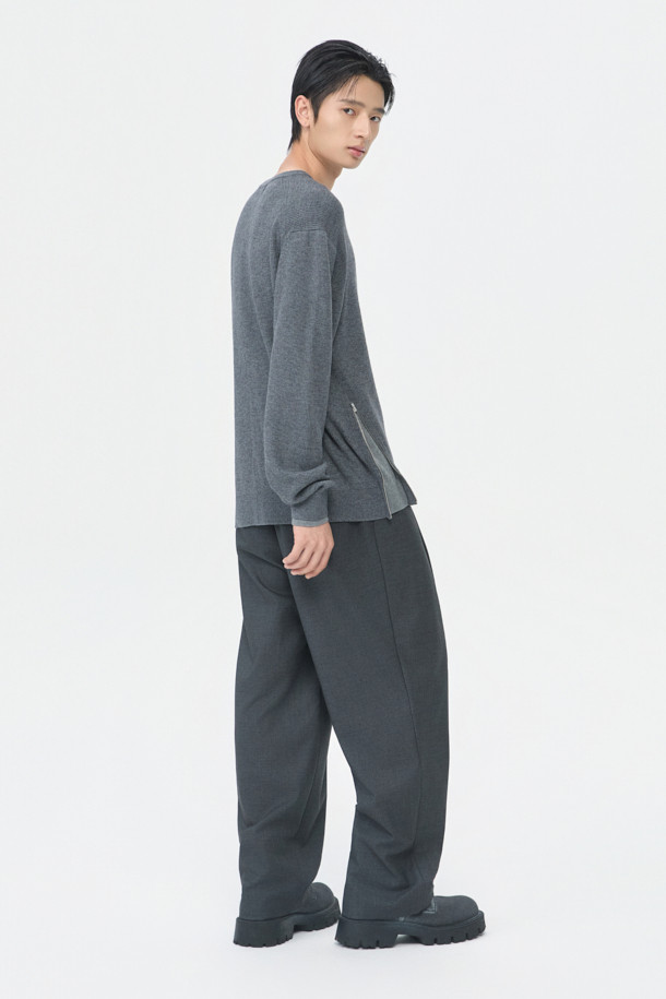 그레이 와이드 핏 팬츠는 남성을 위한 베이직 스타일의 긴 바지입니다. 레이온, 폴리에스테르, 울, 폴리우레탄 혼방 소재로 제작되어 부드러운 촉감을 선사하며, 봄, 가을에 착용하기 좋습니다. 와이드 핏으로 편안함을 강조했으며, 하프 밴딩과 원턱 디테일, 허리 오비 메탈 장식이 특징입니다. 출근룩, 비즈니스 캐주얼, 모임룩 등 다양한 TPO에 활용 가능하며, 클래식, 미니멀, 시크 스타일을 연출하기 좋습니다.

