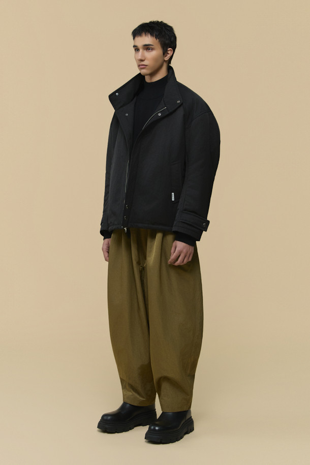 [HED MAYNER] 블랙 오버사이즈 핏 패딩 파카는 겨울철 일상과 출근룩에 모두 잘 어울리는 남성용 점퍼입니다. 부드러운 나일론 소재와 두꺼운 두께감으로 보온성을 높였으며, 오버핏 디자인과 라운드 숄더, 소매 스트랩 디테일이 특징입니다. 퀼팅 안감과 내외부 포켓 구성으로 실용성을 더했으며, 지퍼 여밈 방식으로 간편하게 착용할 수 있습니다. 미니멀하고 시크한 스타일을 연출하기에 좋으며, 다양한 룩에 활용하기 용이합니다.
