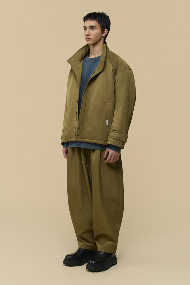 [HED MAYNER] 골드 오버사이즈 핏 패딩 파카는 겨울철 일상과 출근룩에 모두 잘 어울리는 남성용 아우터입니다. 모던한 무드의 무지 디자인에 오버핏으로 제작되어 편안하면서도 세련된 스타일을 연출합니다. 두꺼운 두께감의 나일론 소재와 퀼팅 안감으로 보온성을 높였으며, 구조적인 패턴과 소매 스트랩 디테일이 특징입니다. 집업 스타일로 간편하게 착용 가능하며, 내부 및 외부 포켓과 포켓 하단 포인트 라벨이 실용성을 더합니다. 미니멀, 클래식, 시크한 스타일을 즐기는 분들께 추천하는 패딩입니다.
