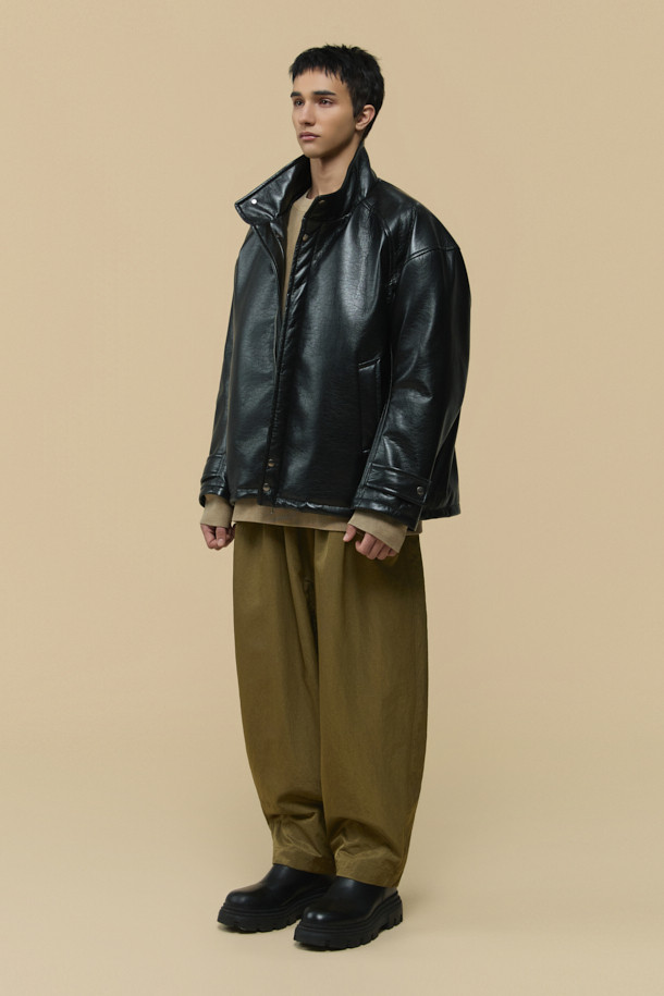 HED MAYNER (헤드 메이너)의 블랙 페이크 레더 패디드 파카는 겨울철 일상에서 모던하고 미니멀한 스타일을 연출하기에 완벽한 아우터입니다. 부드러운 합성 가죽 소재에 넉넉한 오버핏 실루엣으로 편안한 착용감을 선사하며, 퀼팅 안감과 두꺼운 두께로 뛰어난 보온성을 제공합니다. 라운드 숄더, 소매 스트랩, 내/외부 포켓, YKK 2-Way 지퍼, 은은한 광택감 등의 디테일이 돋보이며, 긴 소매 기장으로 세련된 분위기를 더합니다. 시크하고 캐주얼한 스타일을 즐기는 남성분들께 추천하는 아이템입니다.
