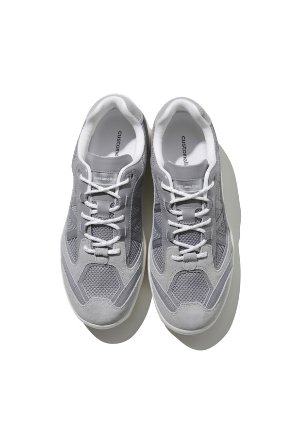 그레이 비브람 로우 스니커즈는 남성용 신발로, 캐주얼, 미니멀, 스포티한 스타일을 연출하기에 좋습니다. 사계절 모두 착용 가능하며, 동네 마실룩, 산책룩, 여행룩에 적합합니다. 라운드 앞코에 메쉬 소재, 플랫 굽으로 편안함을 더했고, 로우컷 탑라인과 끈 타입으로 디자인되었습니다. 비브람 아웃솔을 사용하여 충격 흡수와 통기성이 뛰어나며, 스페어 끈과 로고 디테일로 포인트를 더했습니다.
