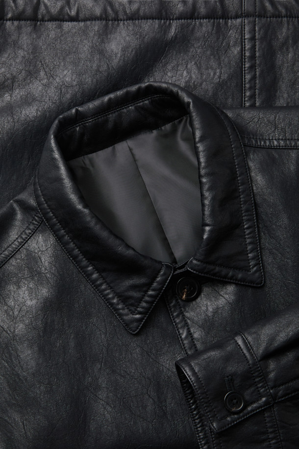 블랙 색상의 인조 가죽 워크 재킷입니다. 크랙 텍스처와 0.5OZ 패딩 충전재로 디자인되어 캐주얼, 스트릿 스타일을 연출하기 좋습니다. 얇은 두께감으로 봄, 가을 간절기에 활용하기 좋으며, 일상, 출근룩, 모임룩 등 다양한 TPO에 매치할 수 있습니다. 오버핏으로 편안한 착용감을 선사하며, 버튼 여밈과 아웃포켓 디테일이 특징입니다. 긴 소매 기장의 워크 재킷으로 미니멀한 스타일까지 소화 가능합니다.
