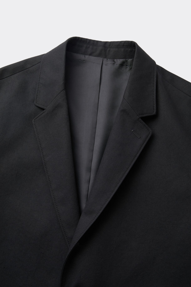 블랙 루즈 핏 코튼 셋업 재킷입니다. 봄, 가을에 어울리는 얇은 두께의 면 소재로 제작되어 편안한 착용감을 선사합니다. 캐주얼, 미니멀, 클래식 스타일을 아우르며, 출근룩 및 비즈니스 캐주얼에 활용하기 좋습니다. 루즈 핏 디자인과 무지 패턴으로 어떤 옷에도 쉽게 매치할 수 있으며, 버튼 여밈 방식과 긴 소매 기장으로 깔끔한 실루엣을 연출합니다. 안감과 패드가 없는 디자인으로 가볍게 걸치기 좋습니다.
