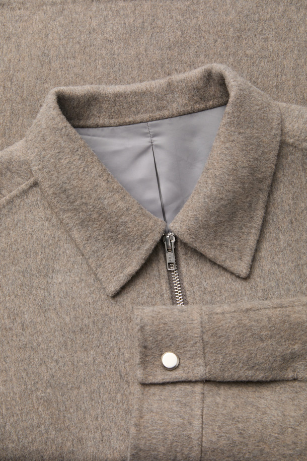 베이지 울 핸드메이드 재킷은 가을과 겨울에 어울리는 남성용 아우터입니다. 미니멀하고 베이직한 스타일로, 부드러운 촉감의 울과 캐시미어 혼방 소재로 제작되어 고급스러운 착용감을 선사합니다. 릴랙스 핏에 레귤러 기장으로 편안하게 착용 가능하며, YKK 2-Way 지퍼 디테일로 실용성을 더했습니다. 출근룩, 비즈니스 캐주얼, 모임룩 등 다양한 TPO에 활용 가능한 클래식, 미니멀, 시크 스타일의 재킷입니다.
