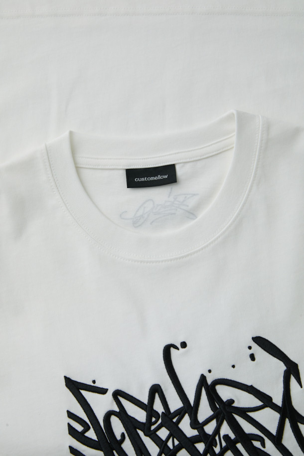 [BISCO SMITH] 화이트 그래픽 하프 슬리브 티셔츠는 BISCO SMITH 작가의 'ForeverForward' 작품을 모티브로 한 제품입니다. 부드러운 면 소재로 제작되어 편안한 착용감을 선사하며, 릴랙스 핏으로 여유로운 실루엣을 연출합니다. 전면에는 그래픽 프린트와 자수 디테일이 돋보이며, 뒷넥 부분에는 작가 시그니처 프린팅으로 포인트를 더했습니다. 캐주얼, 스트리트, 미니멀 스타일을 즐겨 입는 분들에게 적합하며, 동네 마실룩이나 여행룩으로 활용하기 좋습니다. 화이트, 블랙, 옐로우 세 가지 색상으로 만나보세요.
