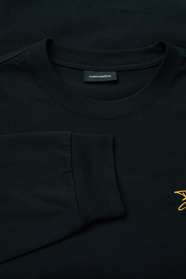 비스코 스미스 블랙 그래픽 티셔츠는 BISCO SMITH 작가의 'ForeverForward' 작품 모티브를 담아낸 긴소매 티셔츠입니다. 전면에 작가 시그니처 프린트, 후면에는 감각적인 프린트와 자수 디테일이 더해져 소장 가치를 높였습니다. 부드러운 면 소재로 제작되어 편안한 착용감을 선사하며, 릴렉스 핏으로 여유로운 실루엣을 연출합니다. 캐주얼, 스트리트, 미니멀 스타일을 즐기는 분들께 추천하며, 봄, 가을 간절기에 동네 마실룩이나 가을 나들이룩으로 활용하기 좋습니다. 라운드넥 디자인과 레귤러 기장으로 어떤 스타일에도 쉽게 매치할 수 있습니다.
