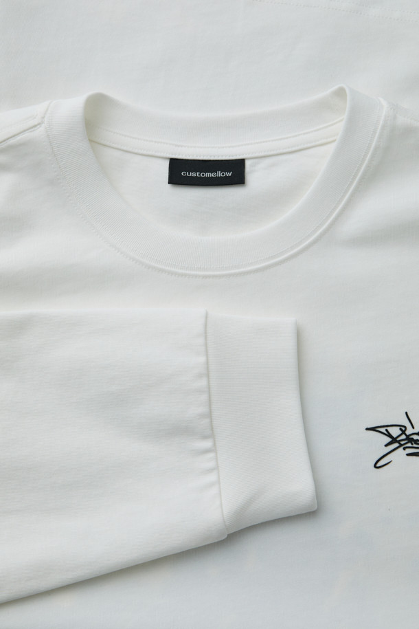 [비스코 스미스] 화이트 그래픽 티셔츠는 [BISCO SMITH] 작가의 'BlueSkies' 작품을 모티브로 한 제품입니다. 전면에는 작가 시그니처 프린트가, 후면에는 그래픽 프린트가 돋보이는 디자인입니다. 부드러운 면 소재로 제작되어 편안한 착용감을 선사하며, 릴랙스 핏으로 제작되어 캐주얼, 스트릿 스타일을 연출하기 좋습니다. 봄, 여름, 가을 시즌에 데이트룩, 동네 마실룩 등 다양한 상황에 활용하기 좋은 긴소매 라운드넥 티셔츠입니다. 얇은 두께감으로 가볍게 착용할 수 있습니다.
