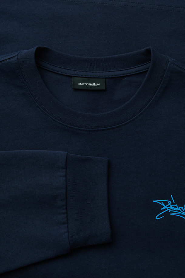 [BISCO SMITH] 네이비 그래픽 티셔츠는 스트릿 스타일을 강조하는 남녀 공용 티셔츠입니다. 면 소재로 제작되어 부드러운 촉감을 선사하며, 봄, 가을에 입기 좋습니다. 릴랙스 핏과 라운드넥 디자인으로 편안한 착용감을 제공하며, 긴소매 기장입니다. 전면의 작가 시그니처 프린트와 후면 프린트, 자수 디테일이 돋보이며, BISCO SMITH 작가의 'CloudControl' 작품 모티브를 담아 소장 가치를 높였습니다.
