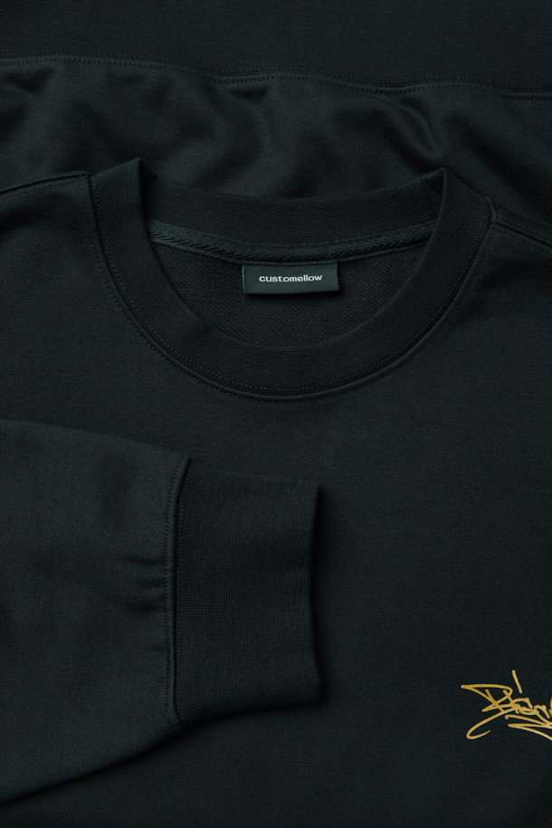 [비스코 스미스] 블랙 그래픽 스웨트셔츠는 BISCO SMITH 작가의 'HoldTheGround' 작품 모티브를 담아낸 스트릿 스타일의 스웻셔츠입니다. 전면에는 작가의 시그니처 프린트가, 후면에는 프린트와 자수 디테일이 더해져 소장 가치를 높였습니다. 릴랙스 핏으로 편안한 착용감을 선사하며, 가을과 겨울철 데일리룩, 동네 마실룩, 여행룩 등 다양한 TPO에 활용하기 좋습니다. 면 소재로 제작되어 탄탄한 촉감을 느낄 수 있으며, 캐주얼, 시티보이 스타일을 즐겨 입는 분들께 추천합니다. 긴 소매 기장으로 보온성을 높였습니다.
