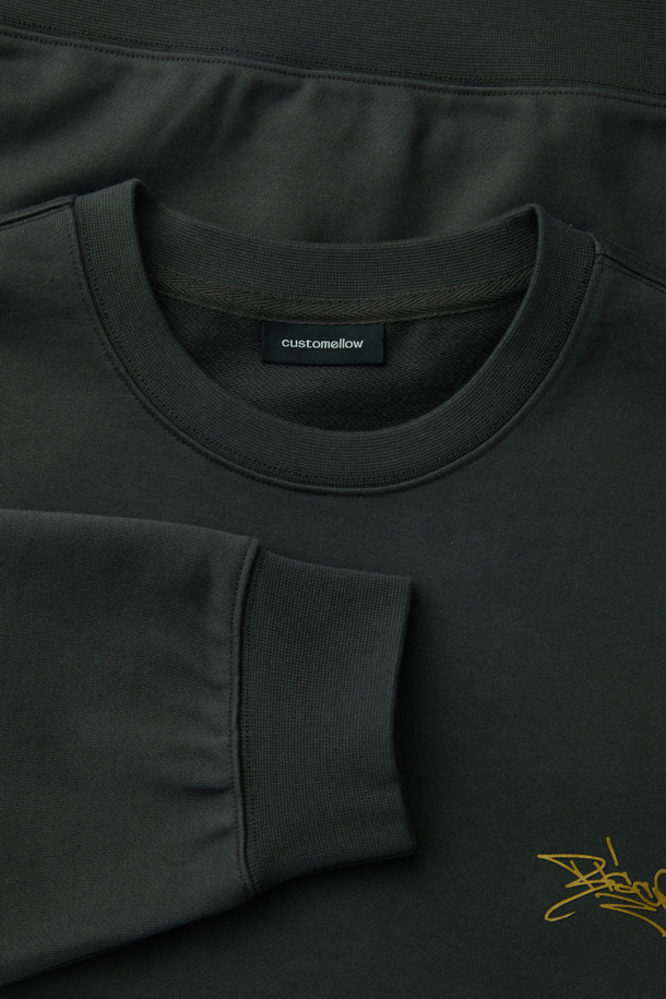 [비스코 스미스] 그레이 그래픽 스웨트셔츠는 BISCO SMITH 작가의 'HoldTheGround' 작품을 모티브로 한 유니크한 디자인이 돋보이는 제품입니다. 전면에는 작가의 시그니처 프린트가, 후면에는 프린트와 자수 디테일이 더해져 소장 가치를 높였습니다. 릴랙스 핏과 두꺼운 면 소재로 제작되어 가을, 겨울철 데일리룩과 동네 마실룩에 적합하며, 캐주얼, 스트리트, 미니멀 스타일을 즐겨 입는 분들께 추천합니다. 라운드넥과 긴소매 디자인으로 편안한 착용감을 제공하며, 그레이 컬러는 어떤 룩에도 쉽게 매치할 수 있어 활용도가 높습니다.
