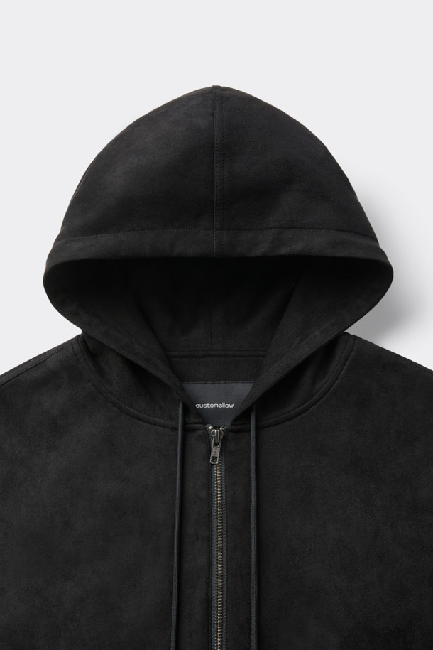 블랙 폴리 스웨이드 후드 집업 재킷은 가을, 겨울철에 캐주얼하고 스포티한 스타일을 연출하기 좋은 남성용 아우터입니다. 부드러운 촉감의 폴리에스테르 스웨이드 소재로 제작되어 편안한 착용감을 선사하며, 두꺼운 두께감으로 보온성을 높였습니다. 릴랙스 핏에 레귤러 기장으로 제작되어 활동성을 보장하며, YKK 2-Way 지퍼, 후드, 스트링 디테일로 실용성을 더했습니다. 일상, 캠핑룩, 산책룩 등 다양한 TPO에 활용할 수 있으며, 미니멀한 디자인으로 어떤 스타일에도 잘 어울립니다. 블랙 컬러의 무지 디자인으로 심플하면서도 세련된 분위기를 연출합니다.
