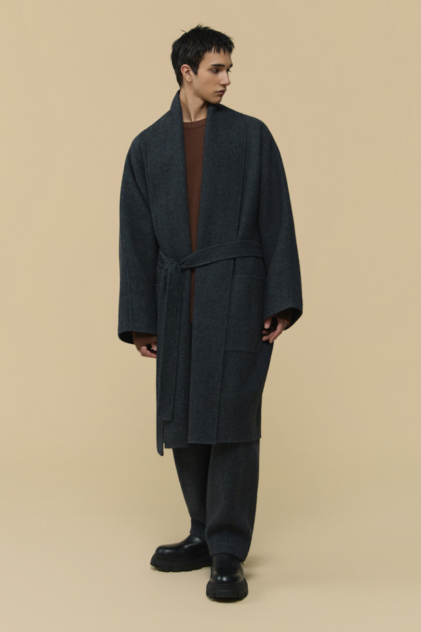 HED MAYNER (헤드 메이너)의 Grey Back Slit Robe Coat (그레이 백 슬릿 로브 코트)는 미니멀한 스타일을 추구하는 당신을 위한 아우터입니다. 가을, 겨울 시즌에 어울리는 롱 기장의 로브 코트로, 이탈리안 울 원단을 사용하여 부드러운 촉감을 선사합니다. 오버핏과 루즈핏으로 편안한 착용감을 강조하며, 후면 넥 슬릿과 벨트 허리 슬릿 구조가 독특한 디자인 포인트를 더합니다. 출근룩, 오피스룩, 모임룩 등 다양한 TPO에 활용 가능한 클래식하고 시크한 아이템입니다.
