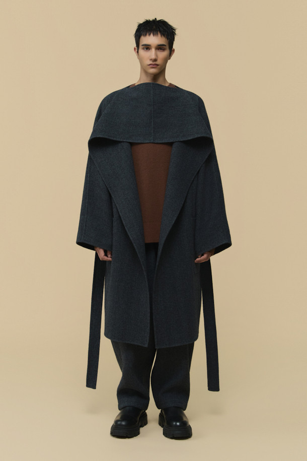 HED MAYNER (헤드 메이너)의 Grey Back Slit Robe Coat (그레이 백 슬릿 로브 코트)는 미니멀한 스타일을 추구하는 당신을 위한 아우터입니다. 가을, 겨울 시즌에 어울리는 롱 기장의 로브 코트로, 이탈리안 울 원단을 사용하여 부드러운 촉감을 선사합니다. 오버핏과 루즈핏으로 편안한 착용감을 강조하며, 후면 넥 슬릿과 벨트 허리 슬릿 구조가 독특한 디자인 포인트를 더합니다. 출근룩, 오피스룩, 모임룩 등 다양한 TPO에 활용 가능한 클래식하고 시크한 아이템입니다.
