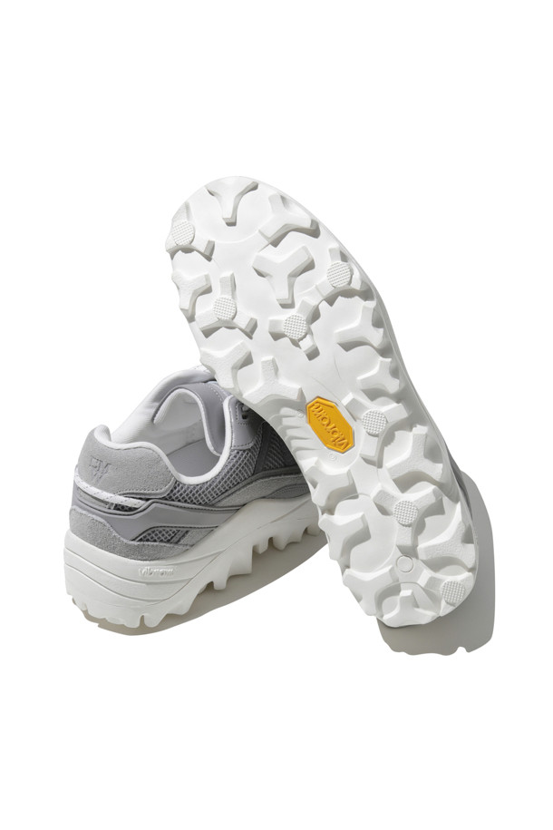 그레이 비브람 로우 스니커즈는 남성용 신발로, 캐주얼, 미니멀, 스포티한 스타일을 연출하기에 좋습니다. 사계절 모두 착용 가능하며, 동네 마실룩, 산책룩, 여행룩에 적합합니다. 라운드 앞코에 메쉬 소재, 플랫 굽으로 편안함을 더했고, 로우컷 탑라인과 끈 타입으로 디자인되었습니다. 비브람 아웃솔을 사용하여 충격 흡수와 통기성이 뛰어나며, 스페어 끈과 로고 디테일로 포인트를 더했습니다.
