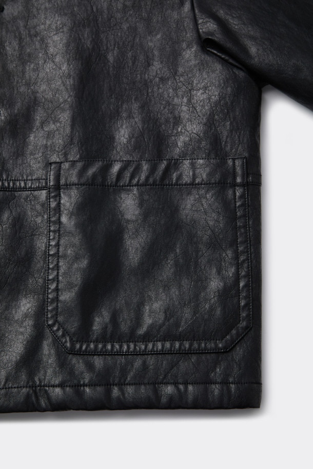 블랙 색상의 인조 가죽 워크 재킷입니다. 크랙 텍스처와 0.5OZ 패딩 충전재로 디자인되어 캐주얼, 스트릿 스타일을 연출하기 좋습니다. 얇은 두께감으로 봄, 가을 간절기에 활용하기 좋으며, 일상, 출근룩, 모임룩 등 다양한 TPO에 매치할 수 있습니다. 오버핏으로 편안한 착용감을 선사하며, 버튼 여밈과 아웃포켓 디테일이 특징입니다. 긴 소매 기장의 워크 재킷으로 미니멀한 스타일까지 소화 가능합니다.
