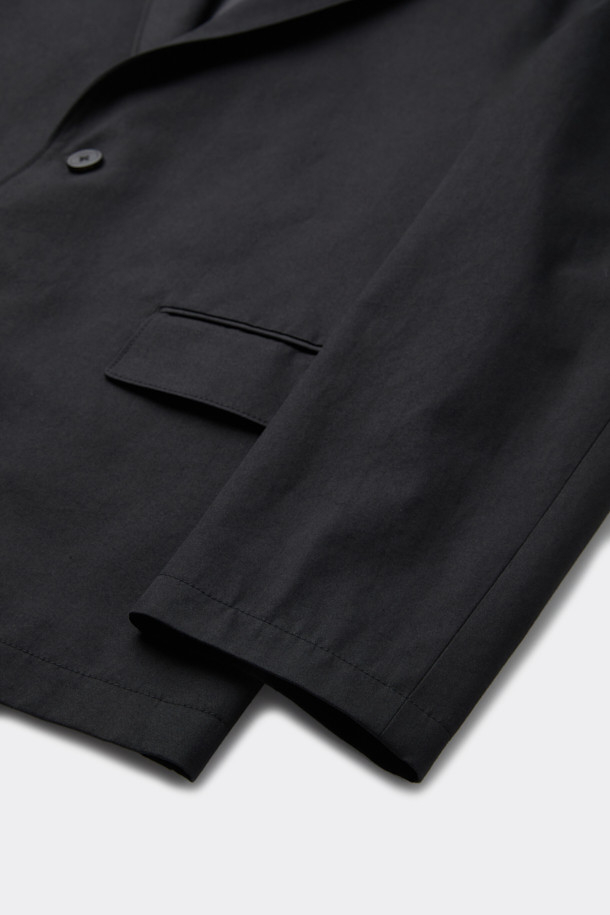 블랙 루즈 핏 코튼 셋업 재킷입니다. 봄, 가을에 어울리는 얇은 두께의 면 소재로 제작되어 편안한 착용감을 선사합니다. 캐주얼, 미니멀, 클래식 스타일을 아우르며, 출근룩 및 비즈니스 캐주얼에 활용하기 좋습니다. 루즈 핏 디자인과 무지 패턴으로 어떤 옷에도 쉽게 매치할 수 있으며, 버튼 여밈 방식과 긴 소매 기장으로 깔끔한 실루엣을 연출합니다. 안감과 패드가 없는 디자인으로 가볍게 걸치기 좋습니다.
